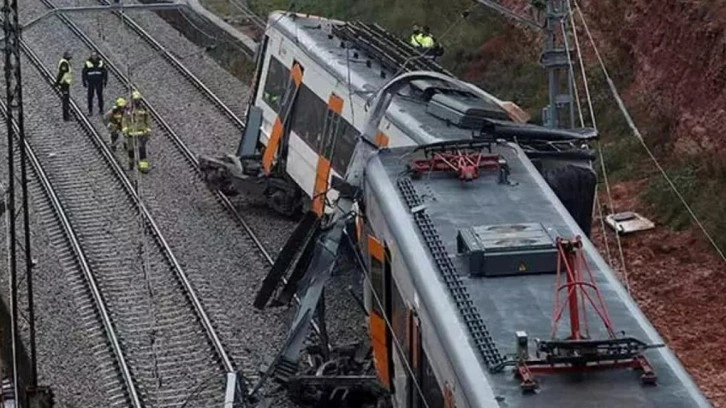 Barselona'da tren raydan &ccedil;ıktı: 4 &ouml;l&uuml;!