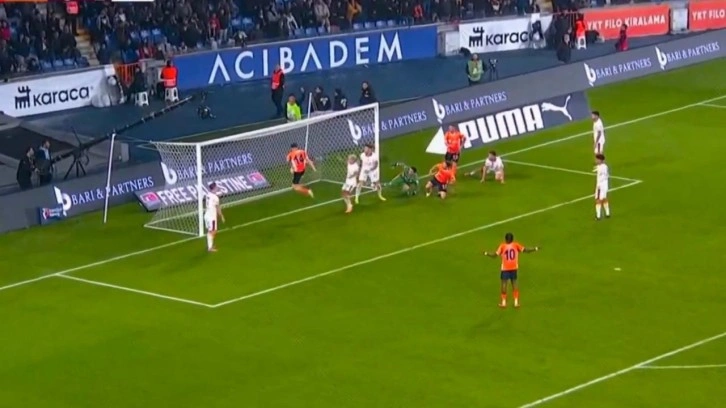 Başakşehir - Galatasaray maçında tartışmalı pozisyon! Gol 4 dakika incelenip iptal edildi