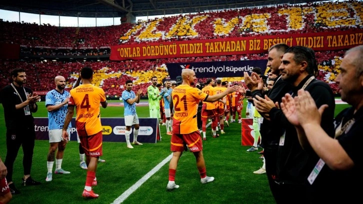 Başakşehir, şampiyon Galatasaray'ı alkışladı