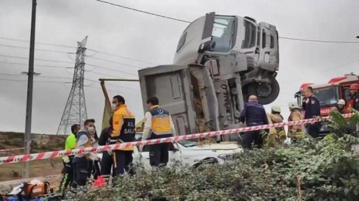 Başakşehir'de feci laza: Hafriyat kamyonu otomobilin &uuml;st&uuml;ne devrildi!
