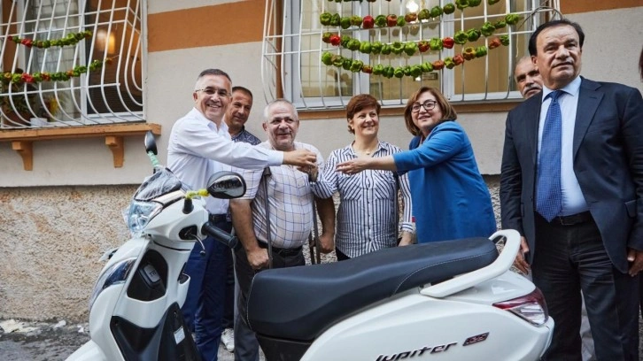 Başkan Fatma Şahin, motorları &ccedil;alınan &ccedil;ifte yenisini getirdi!