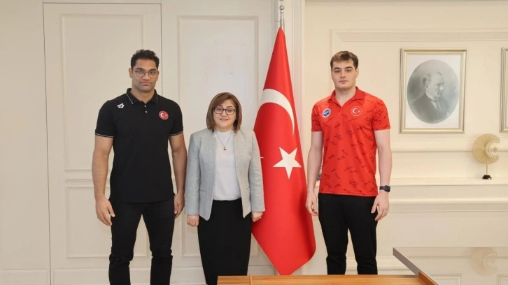 Başkan Şahin, makamında şampiyon yüzücüleri ağırladı