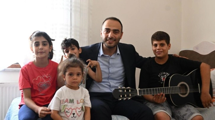 Başkan Vekili Karadeniz’den Efe’ye gitar sürprizi