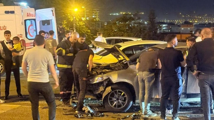 Batman'da iki otomobil çarpıştı: 4 kişi yaralandı
