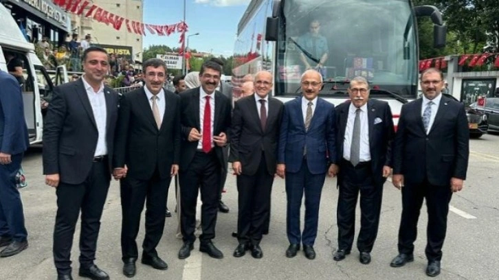 Batman'da Erdoğan'a eşlik edeceği s&ouml;yleniyordu! Mehmet Şimşek mitinge katıldı