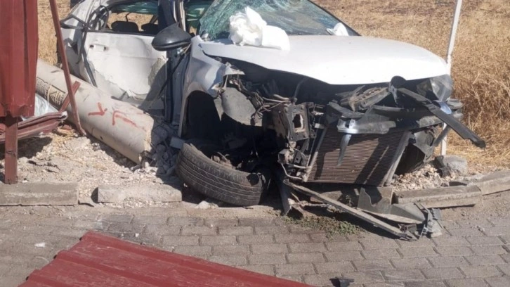 Belediye otobüsü ile otomobilin çarpıştığı kazada 1 kişi öldü, 1 kişi yaralandı