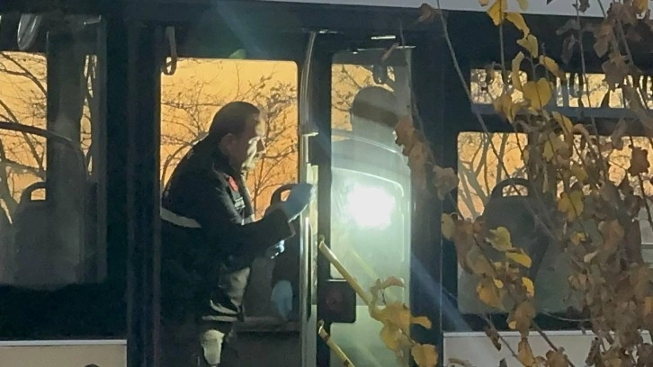 Belediye otobüsünde dehşet! Eşinin gözleri önünde bıçaklandı
