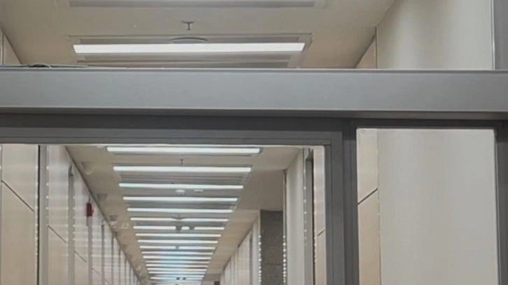 Berrak T&uuml;z&uuml;nata&ccedil;, uyuşturucu operasyonu kapsamında adliyede! Kameralara el salladı