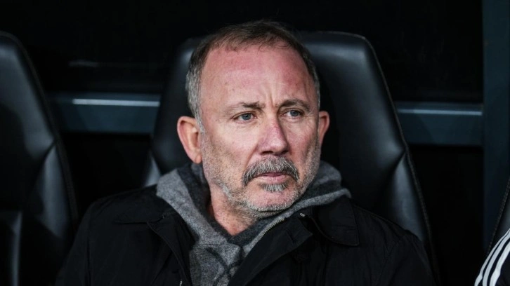 Beşiktaş taraftarı Serdal Adalı ve Sergen Yalçın'ı istifaya çağırdı!