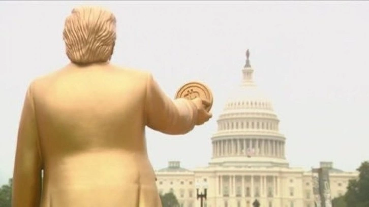 Beyaz Saray’ın karşısına Trump’ın Bitcoin tuttuğu heykeli dikildi
