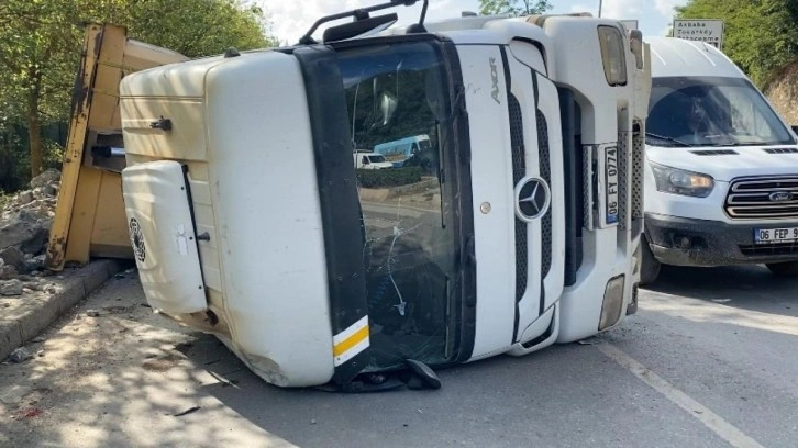 Beykoz’da hafriyat kamyonu devrildi: 1 yaralı