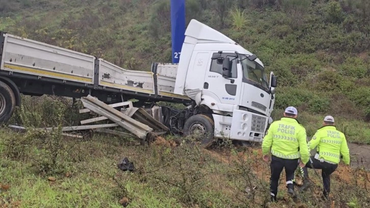 Beykoz'da şarampole savrulan tırın sürücüsü yaralandı