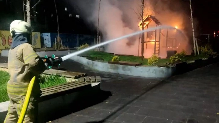 Beylikd&uuml;z&uuml;'nde &ccedil;ocuk parkı ateşe verildi