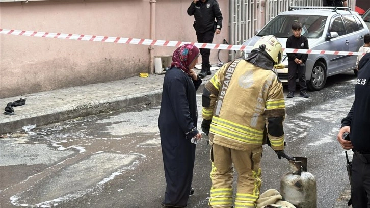 Beyoğlu'nda faciadan dönüldü! Başlığını değiştirdiği esnada bir anda parladı