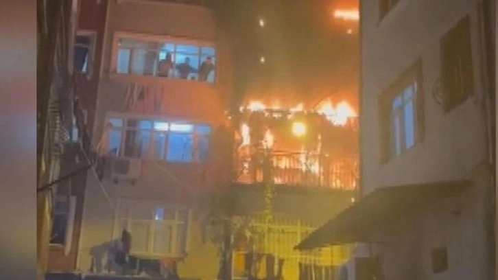 Beyoğlu'nda havai fişeğin patladığı binada yangın: 8 kişi mahsur kaldı