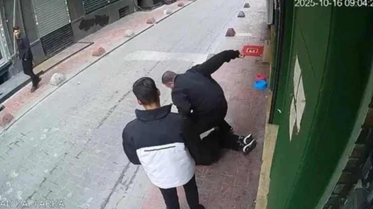 Beyoğlu’nda yere yatırıp defalarca yumruk attı: Kafasını tekmeledi