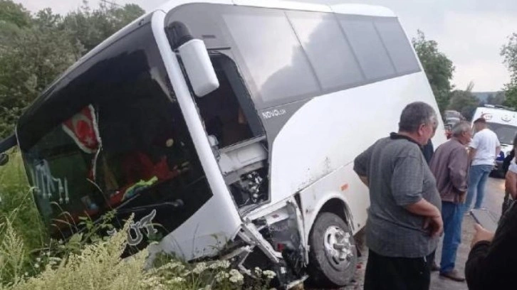 Bilecik&rsquo;te midib&uuml;s ile otomobil &ccedil;arpıştı: 11 yaralı