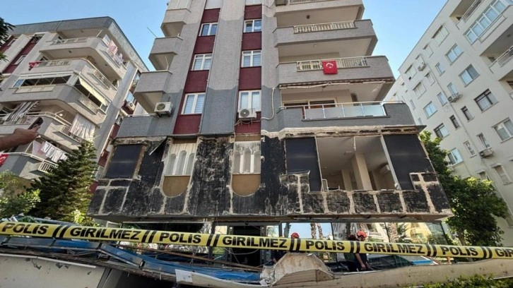 Binanın dış cephe kaplamaları çöktü: Ortalık savaş alanına döndü