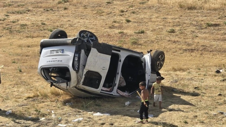 Bingöl'de hafif ticari araç şarampole yuvarlandı: 1 ölü, 6 yaralı