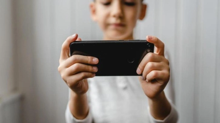 Bir AB ülkesinde daha yürürlüğe girdi! Okullarda akıllı telefon yasağı!
