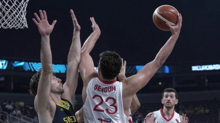 Bir güzel haber de basketboldan! 12 Dev Adam, nefes kesen maç sonunda çeyrek finalde