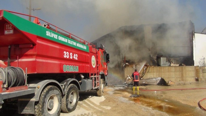 Bir kıvılcım, 30 kişinin &ccedil;alıştığı fabrikayı k&uuml;le &ccedil;evirdi