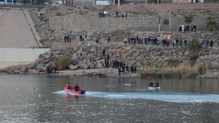Bir terlik uğruna gözden kayboldu! Dicle Nehri'ne düşen çocuktan haber alınamıyor