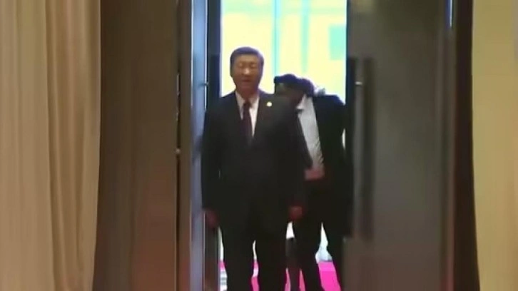 BRICS Zirvesi'nde garip g&ouml;r&uuml;nt&uuml;: Şi Cinping'in yardımcısı yaka pa&ccedil;a dışarı &ccedil;ekildi
