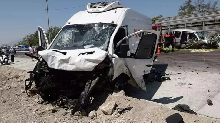 Burdur'da panelvan ile hafif ticari aracın çarpıştığı kazadaki ölü sayısı 3'e yükseldi