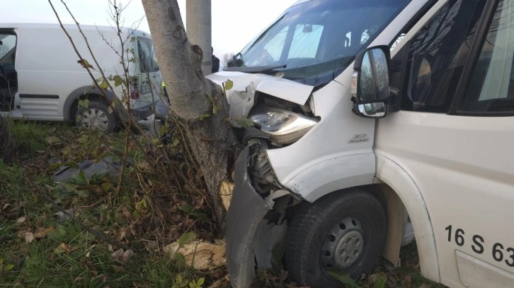 Bursa'da işçi servisi ile hafif ticari araç çarpıştı: 11 yaralı