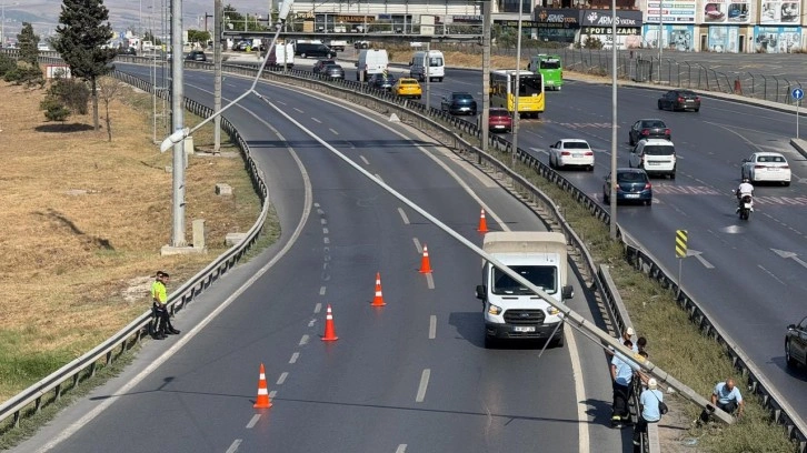 Büyükçekmece'de aydınlatma direği yan yattı: E-5 trafiğe kapatıldı