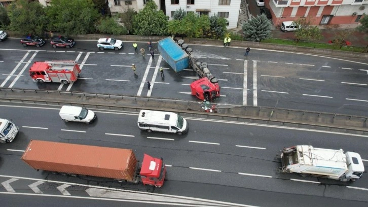 Büyükçekmece E-5’te devrilen tır nedeniyle yol kapandı