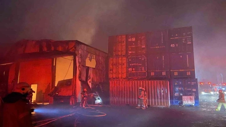 B&uuml;y&uuml;k&ccedil;ekmece'de korkutan yangın