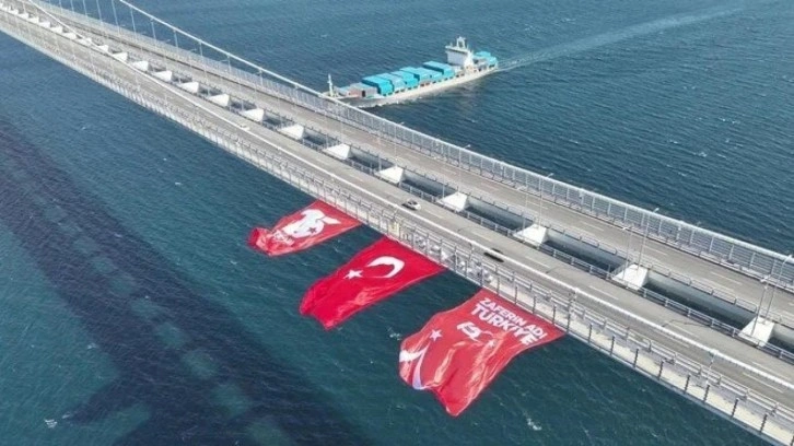 Çanakkale Köprüsü'ne dev Türk bayrağı asıldı