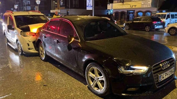 &Ccedil;arptığı yayaya yardım etmek isterken o da inşaat alanına d&uuml;şt&uuml;; 4 yaralı