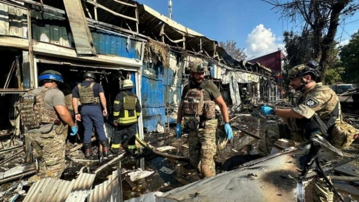&Ccedil;arşının ortasına f&uuml;zeli saldırı: 16 &ouml;l&uuml;