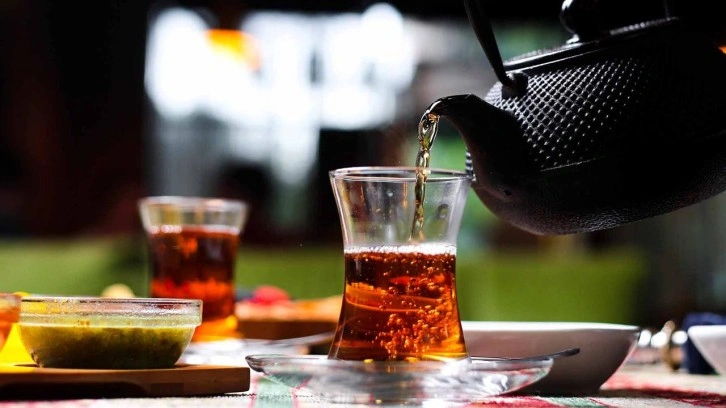 Çay severlere kötü haber! Bu şekilde tükettiğinizde kanser riskini doğuruyor