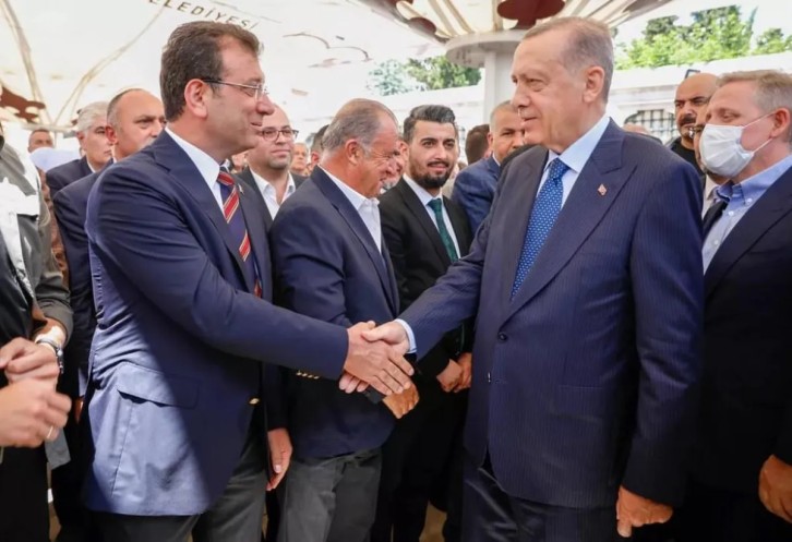 Cenaze t&ouml;renine damga vuran kare! Cuhurbaşkanı Erdoğan ve İBB Başkanı İmamoğlu tokalaştı
