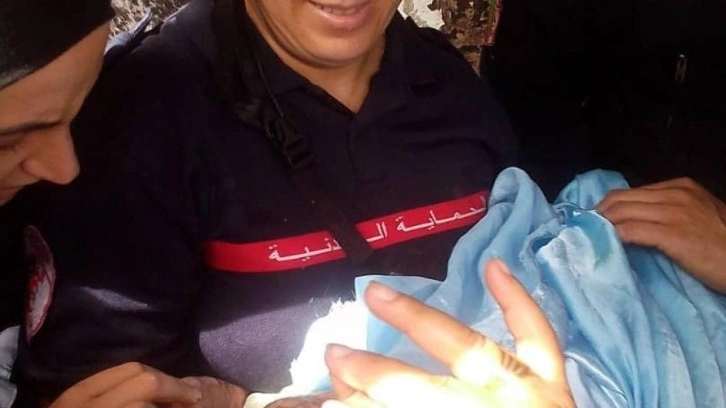 Cezayir&rsquo;de 9 aylık bebek enkazdan kurtuldu