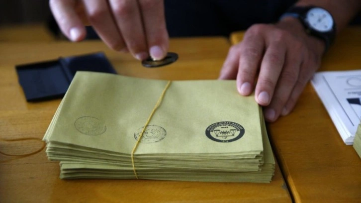 CHP İl&ccedil;e Başkanı sandığa iki zarf attı, tutanak tutuldu!