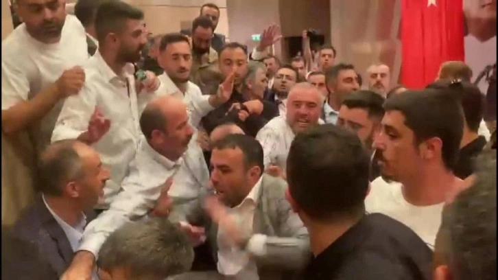 CHP İstanbul İl Kongresi'nde arbede &ccedil;ıktı