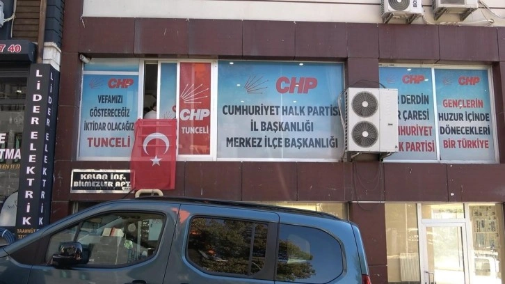 CHP'li İl Başkanı kendini binaya kilitleyip eylem yaptı: 'Çözüm bulunmazsa çıkmayacağız