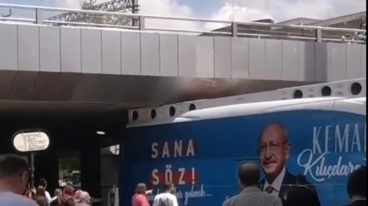 CHP se&ccedil;im otob&uuml;s&uuml; k&ouml;pr&uuml;ye sıkıştı