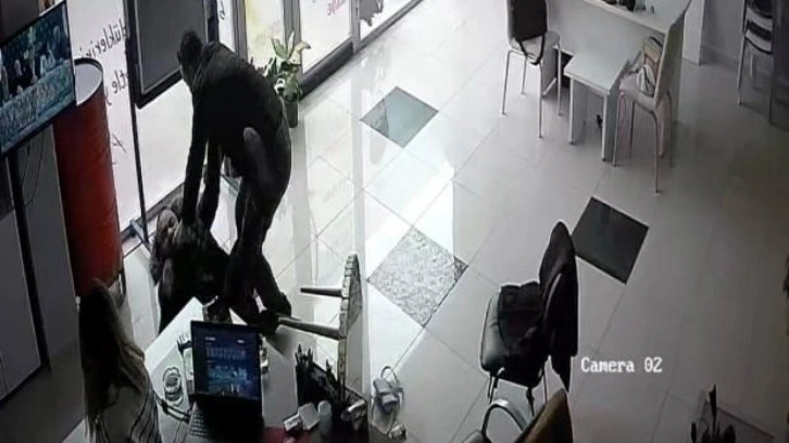 CHP&rsquo;li y&ouml;neticiden gazeteciye yumruklu saldırı kamerada