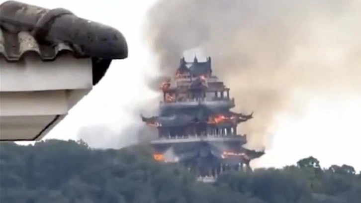 Çin'deki tarihi tapınak alev alev yandı! İnanılmaz ihmal