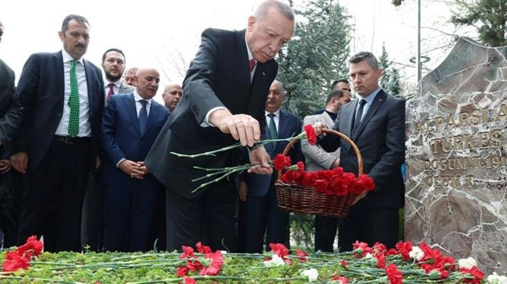Cumhurbaşkanı Erdoğan, Alparslan T&uuml;rkeş'in mezarını ziyaret etti