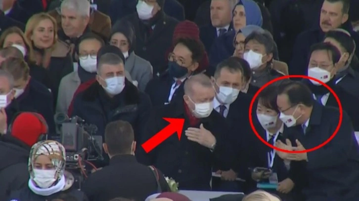 Cumhurbaşkanı Erdoğan, G&uuml;ney Kore Başbakanı'nı k&uuml;rs&uuml;ye &ccedil;ıkması i&ccedil;in b&ouml;yle ikna etti