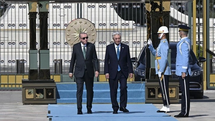 Cumhurbaşkanı Erdoğan, Kazakistan Cumhurbaşkanı Tokayev'i resmi törenle karşıladı