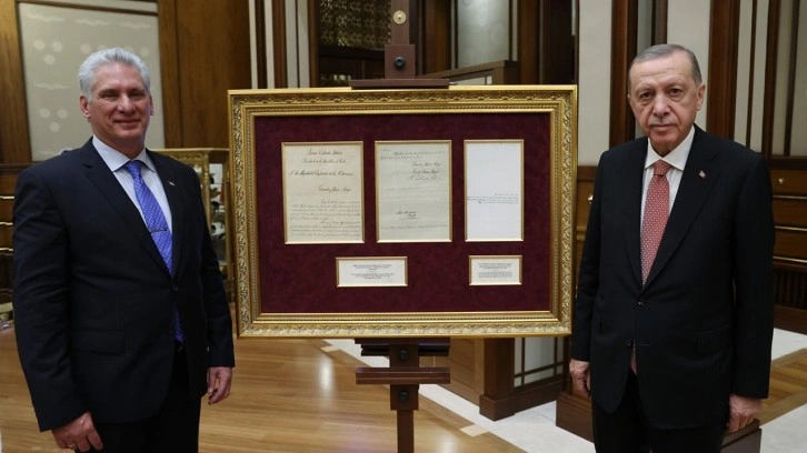 Cumhurbaşkanı Erdoğan'dan K&uuml;ba Devlet Başkanı'na tarihi hediye