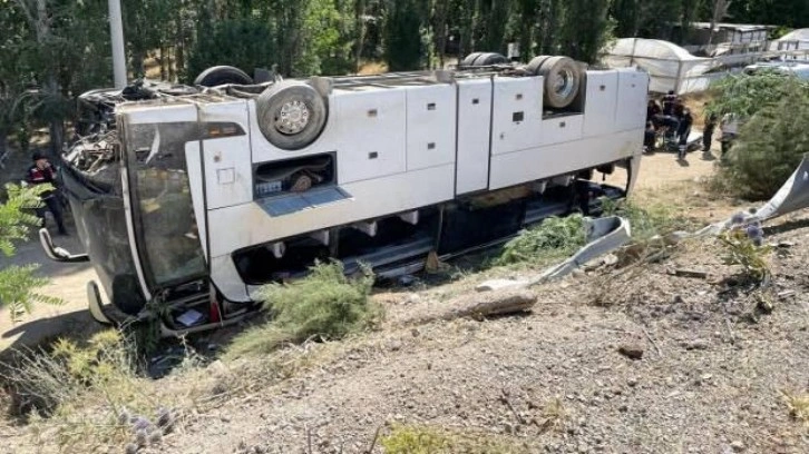 Denizli'de tur otob&uuml;s&uuml; şarampole devrildi